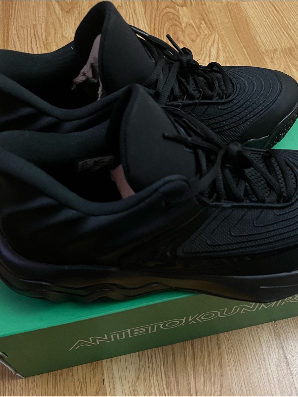 Men's All-Black Low-Top Performance Sneakers size 11.5
